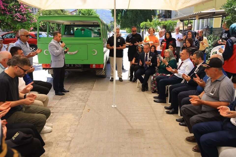 Vali Akbıyık, Fethiye’de Şehit Babası Muharrem Fakı’nın Cenaze Törenine Katıldı 3